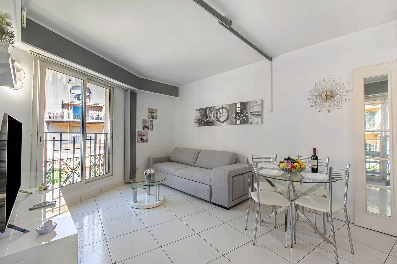 Foto 9 von 18: Victoria Beach White Apt with Balcony