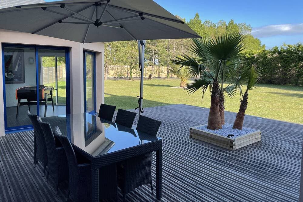 Large 8-person house with indoor pool and garden 1