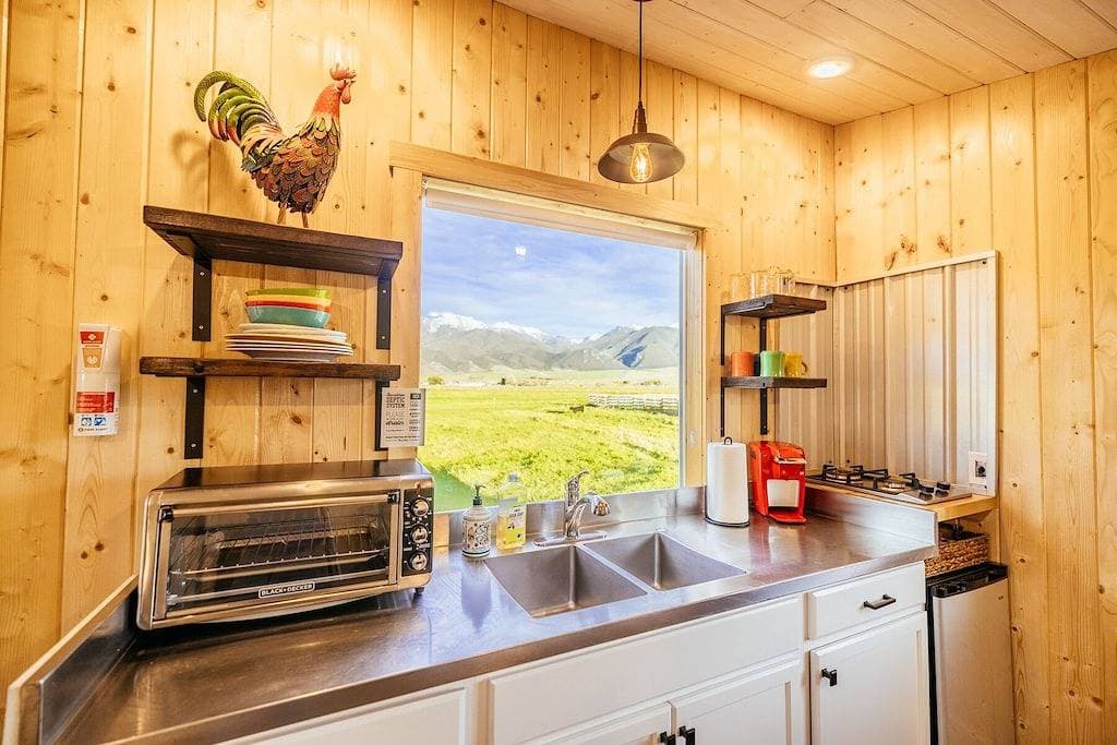 Foto 11 von 19: Off-grid tiny home farm stay with incredible mountain views!