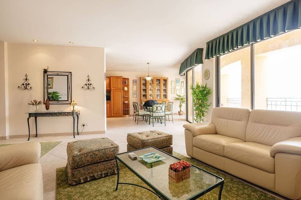 Charming Modern Seaview Apartment in Central Portomaso 1