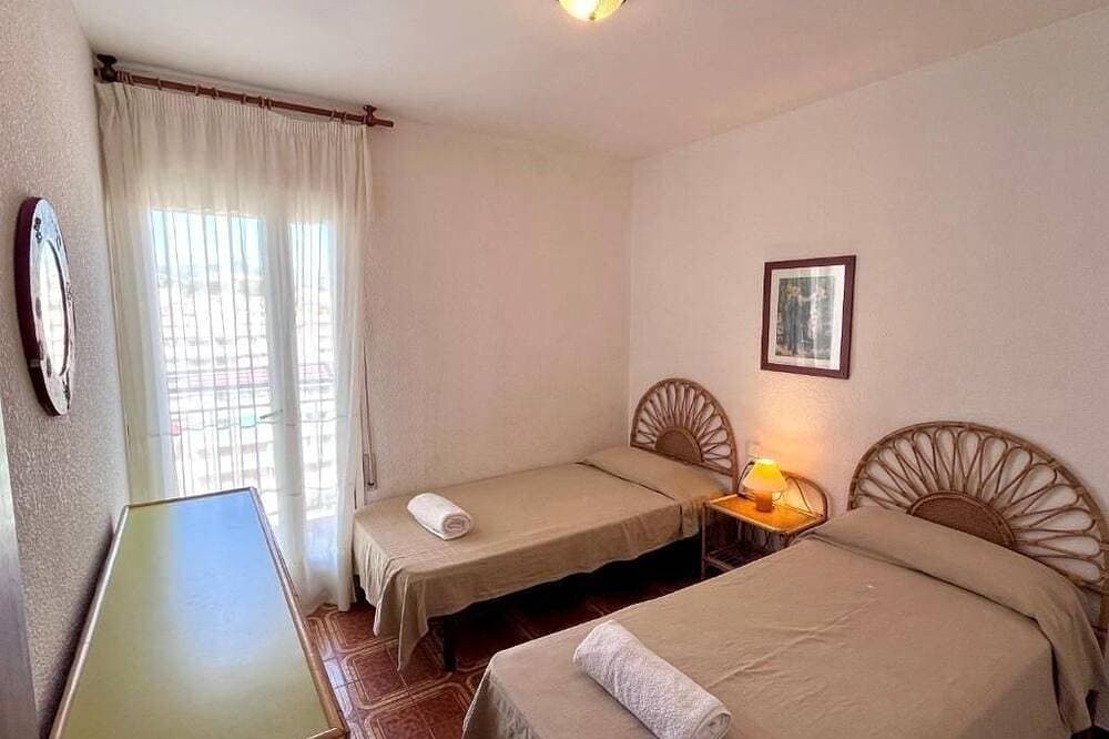 Foto 7 von 23: Geräumiges 4-Zimmer-Apartment direkt am Strand. Rodes-61