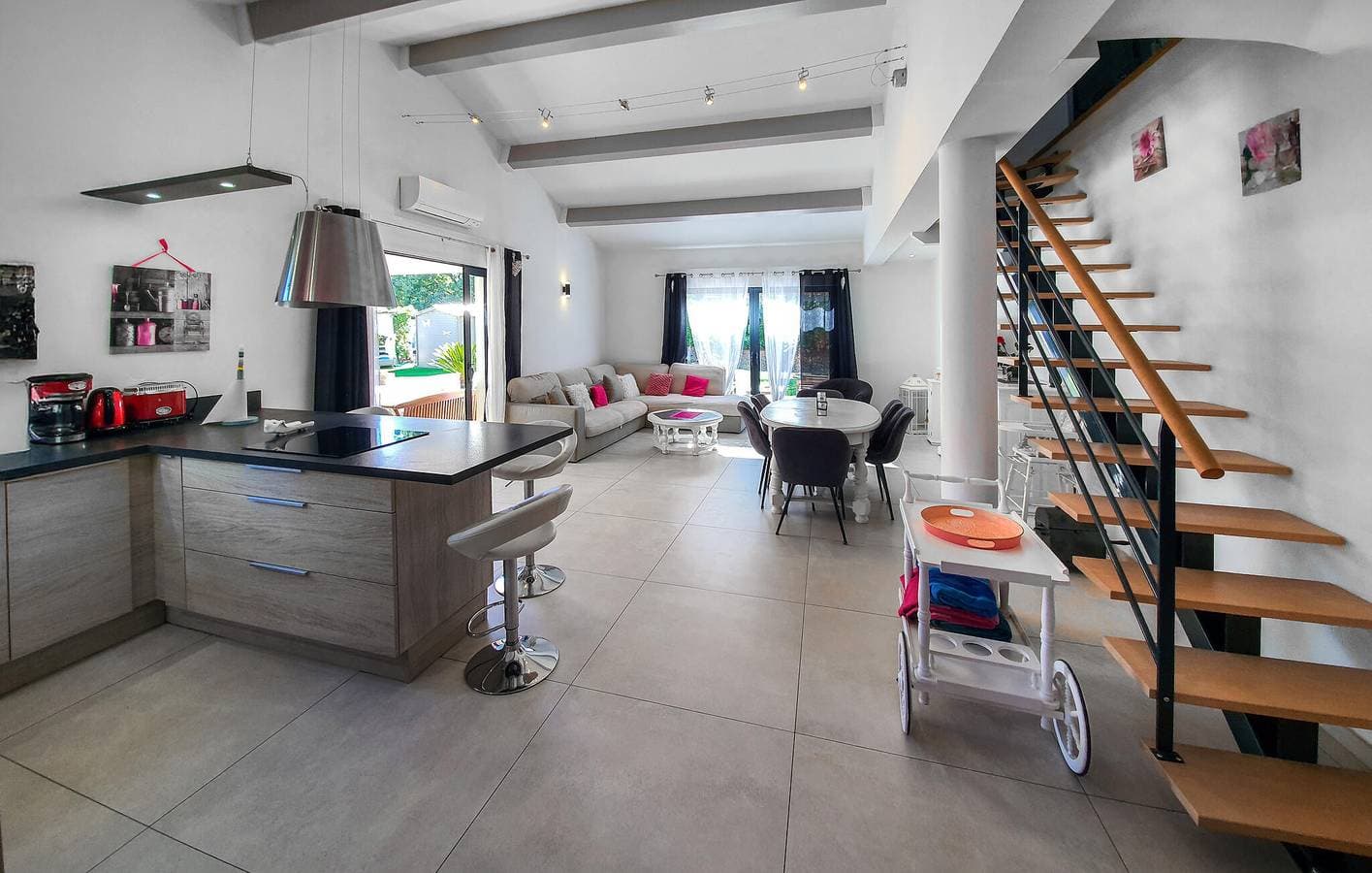 Foto 7 von 22: Geräumiger Rückzugsort mit Pool, Parkplatz und Terrasse
