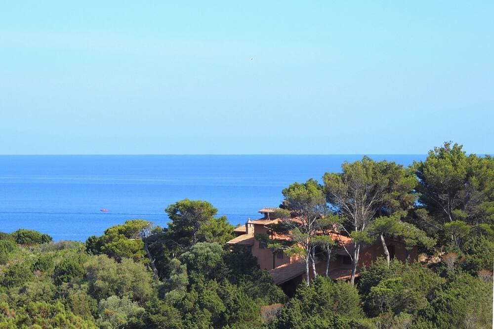 Giannutri Island: house with private garden and access to the sea 1