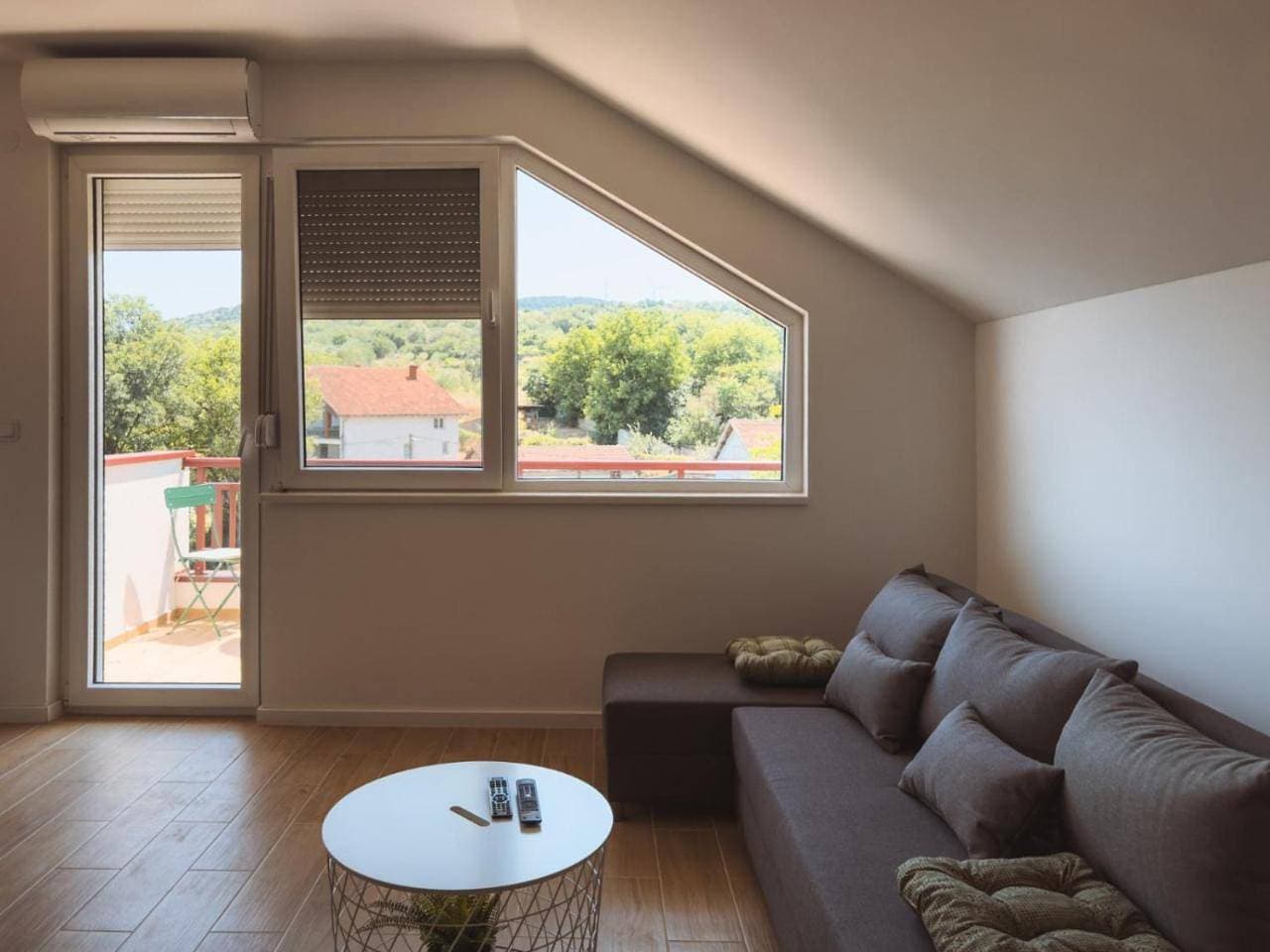 Foto 10 von 19: Two-Bedroom Apartment with Balcony and Terrace