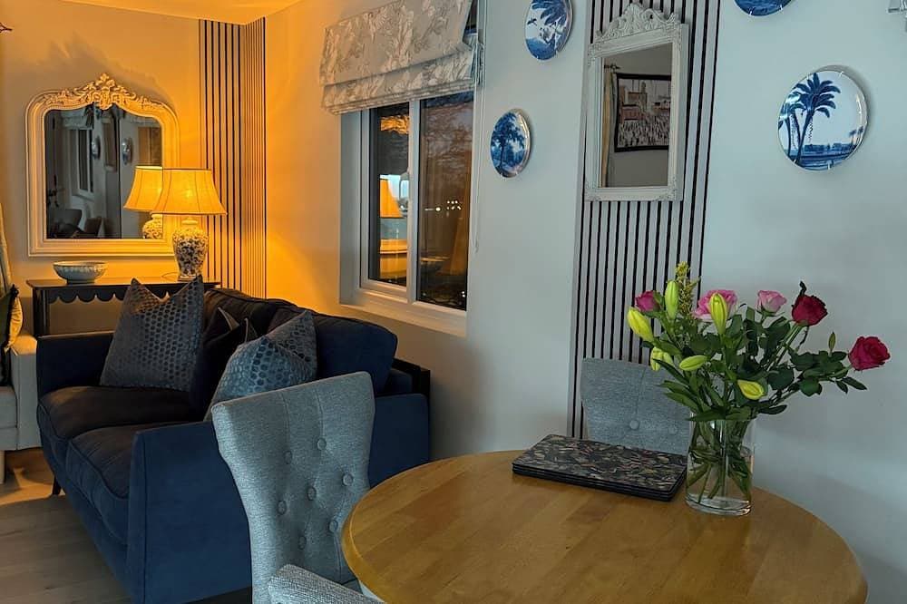Foto 7 von 10: 10mins  drive from Terminal 5 & 35 mins train to London Waterloo