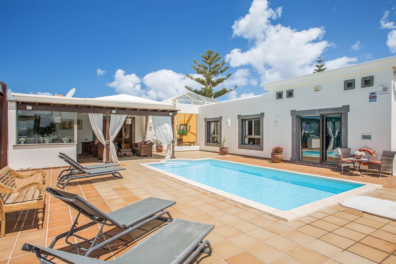 Foto 3 von 26: Ferienvilla Capricho mit Meer- & Bergblick und Pool