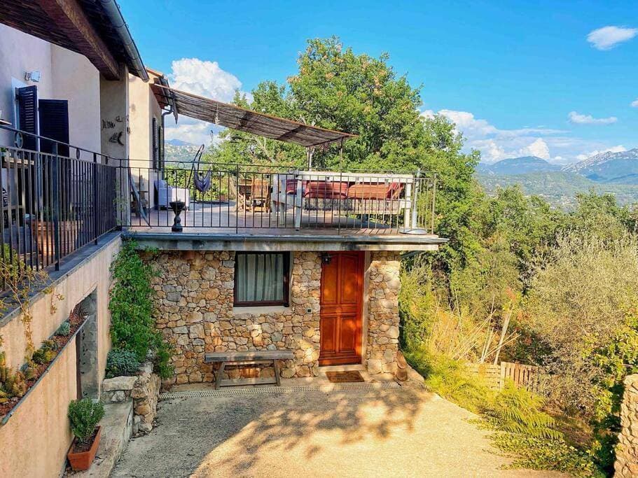 Bas de villa au milieu des oliviers. 1