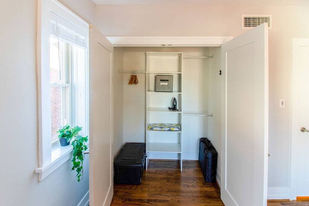 Foto 13 von 28: Chic Minimalist Gem w/ Fenced Backyard + W/D