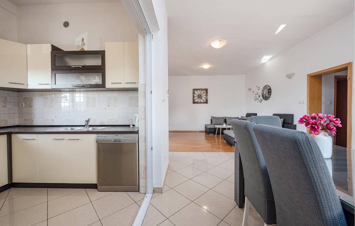 Foto 12 von 29: Urlaub am Meer: Gemütliche Ferienwohnung mit Terrasse und Parkplatz, 2,5 km von Novigradsko More entfernt