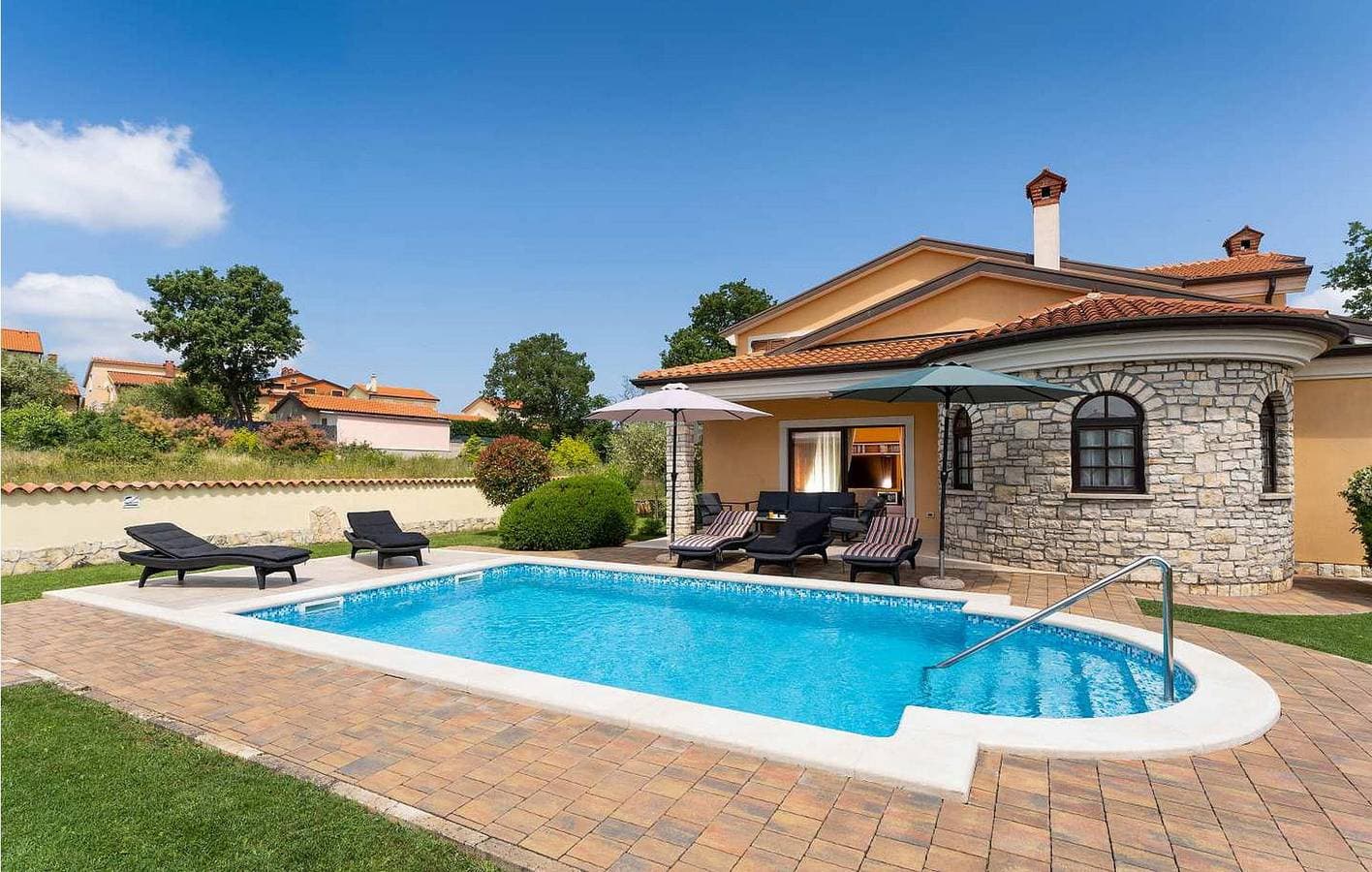 Foto 11 von 49: Stilvolle 1-Zimmer-Wohnung mit Pool und Terrasse, 1,5 km vom Stadtzentrum entfernt