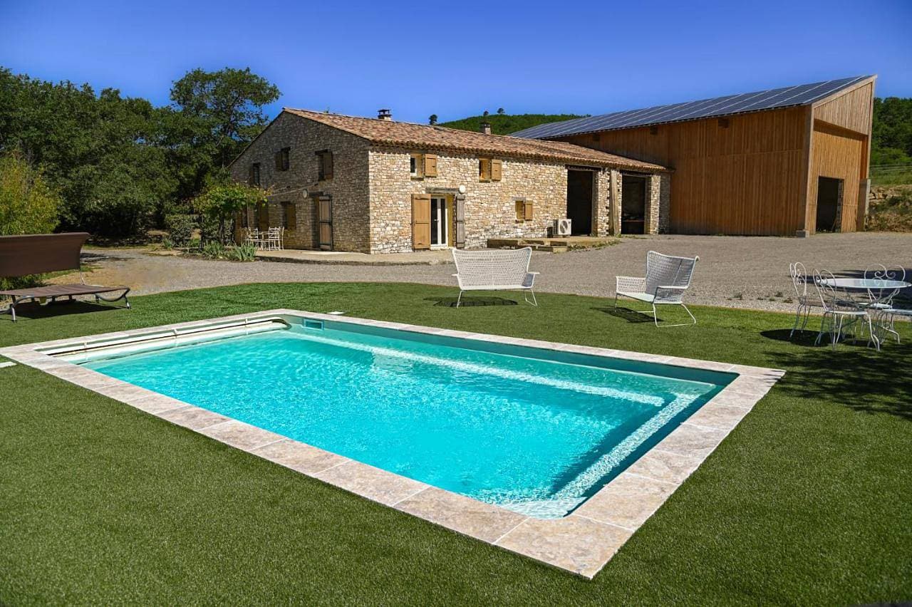 Maison provençale avec piscine et vue 1