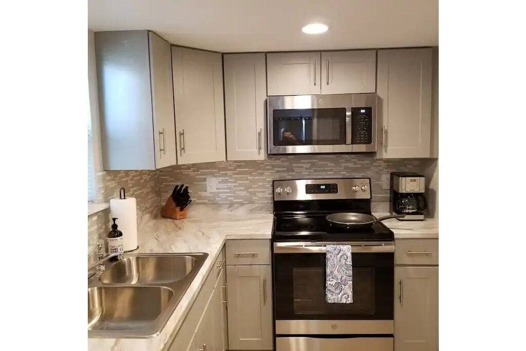 Foto 9 von 24: Eastside Gem! Welcome Home 65\" TV fully remodeled
