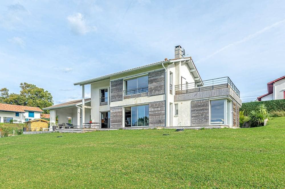 House near Biarritz. Arcangues golf course 2.5km away. 1