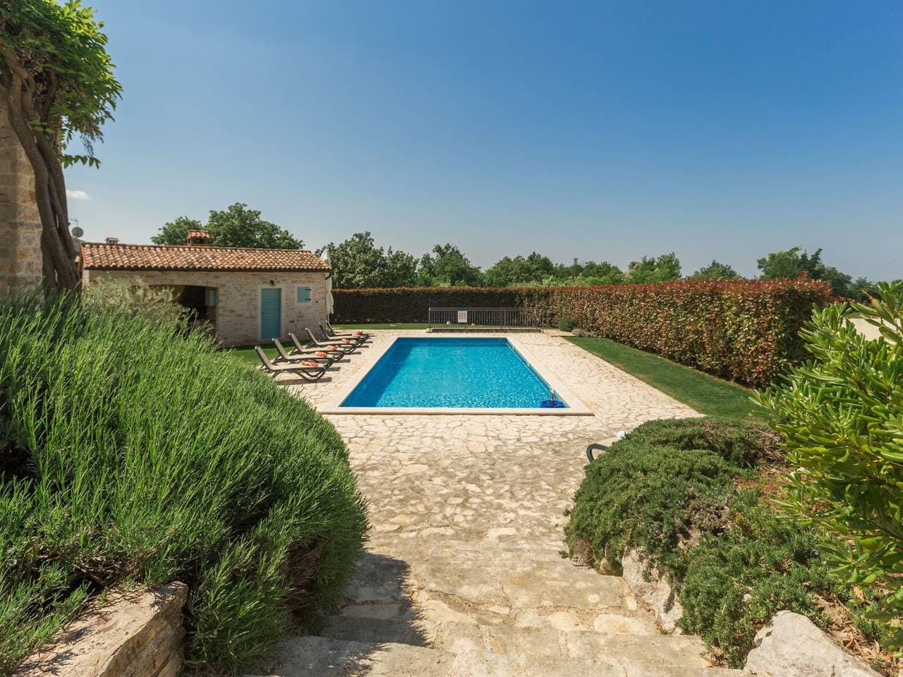 Foto 11 von 55: Villa mit Pool, Garten und Sommerküche