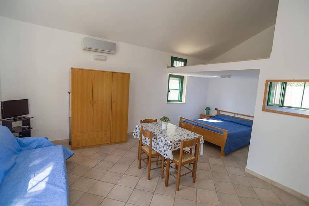 Foto 3 von 30: Einzelne Villa mit großer überdachter Veranda im Freien, umgeben von einem wunderschönen Zitronenhain