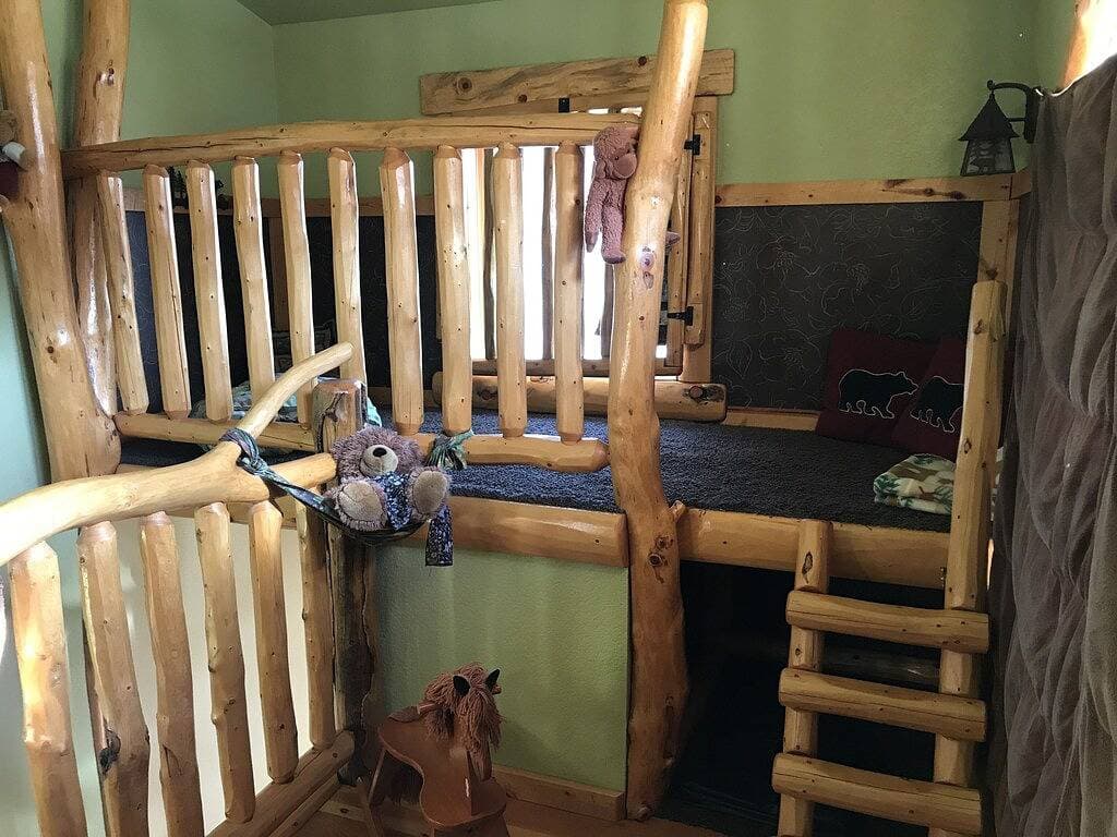 Foto 4 von 13: Mountain Peaks Inn, Bear Mountain Suite, Downtown Hill City