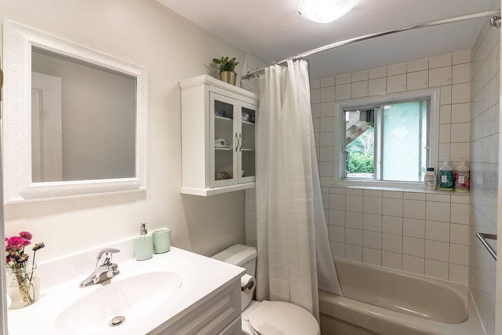 Foto 10 von 19: Quiet, large private backyard, fully equipped, dreamy beds!  Short or long term.