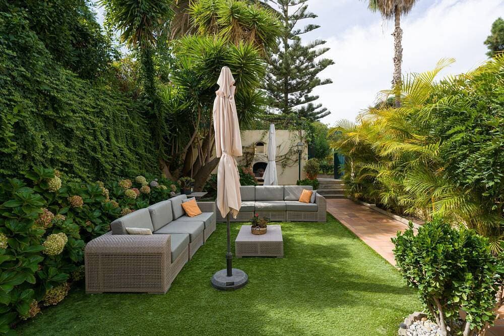 House with cozy garden BBQ and free parking 1
