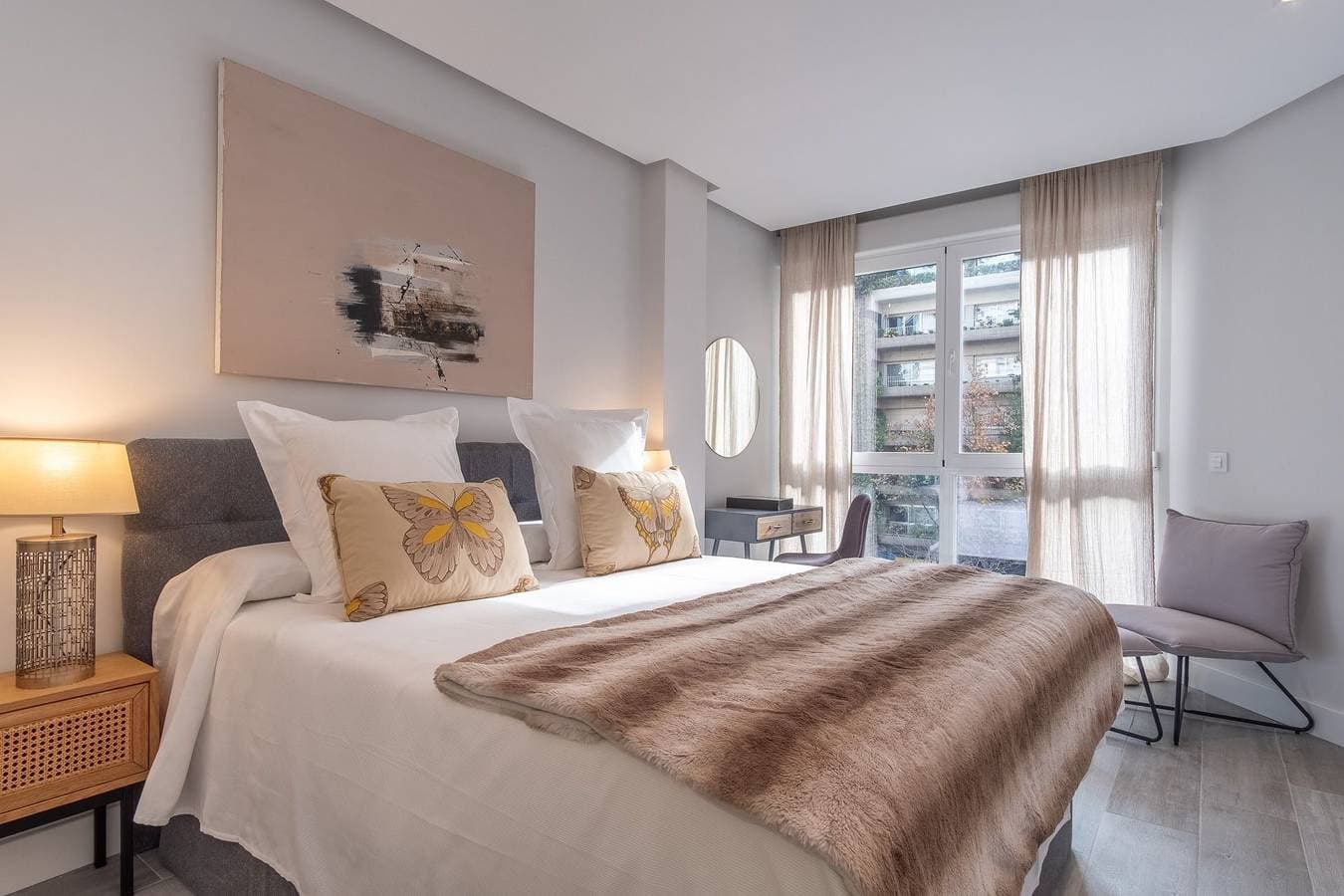 Foto 7 von 12: Chic Central Madrid Apartment with Light