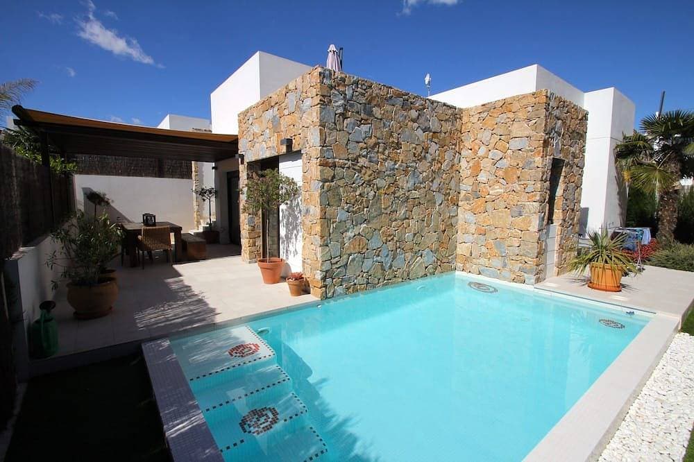 Neue Villa mit eigenem Pool 1