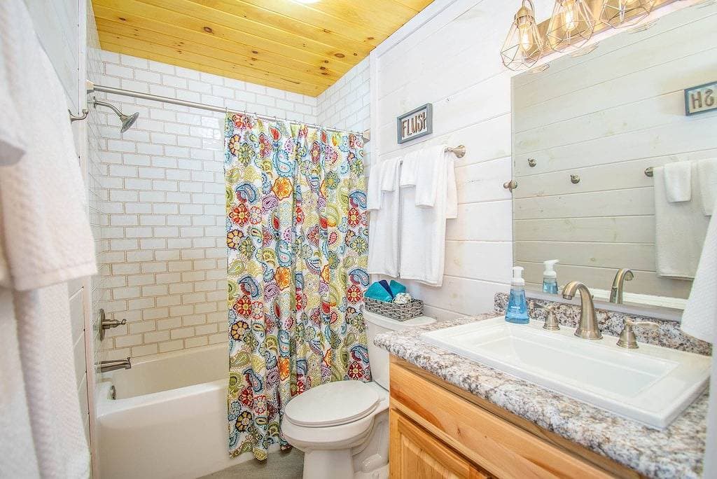 Walk to Gatlinburg - Covered Porch - Ev - Fireplace - Clean - Location - Arcade 1