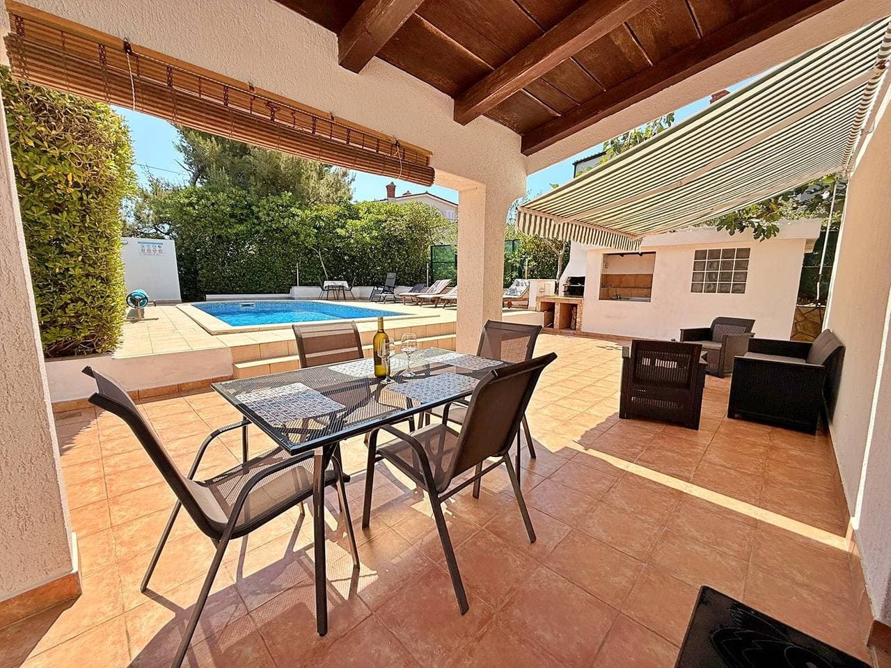 Foto 5 von 33: Apartment Zeljko - mit Pool, 200 m vom Meer, ein Schlafzimmer, überdachte Terrasse, privater Parkplatz, Grill, Außendusche, Sonnenliegen