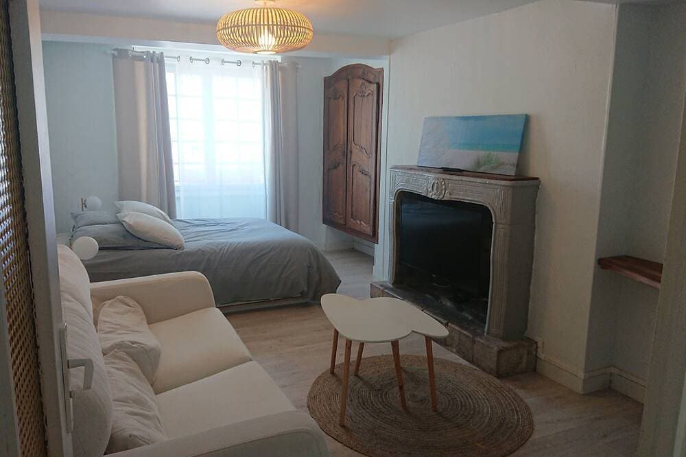 Newly renovated studio in the heart of town, separate kitchen 1
