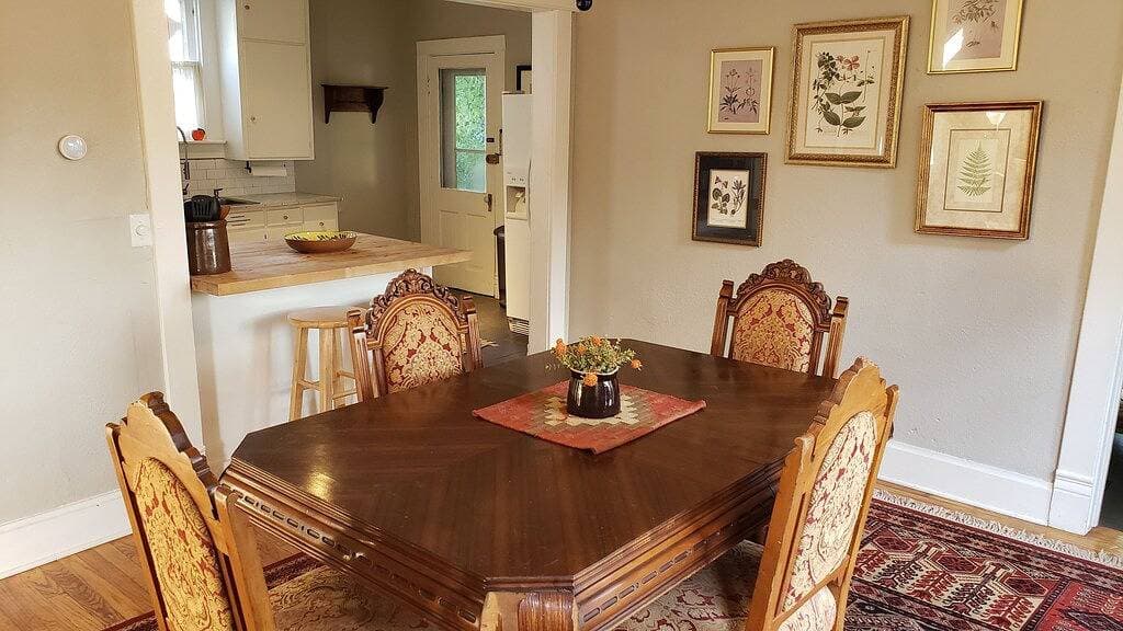 Foto 5 von 25: Spacious Victorian perfect for large groups.  Walk to Main Street!