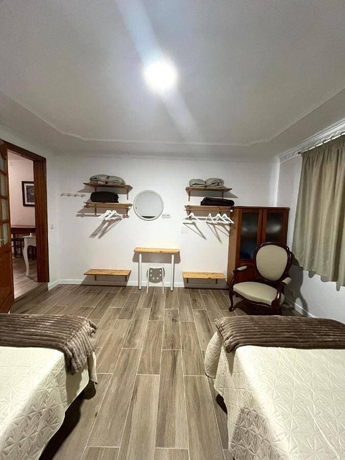 Foto 4 von 21: Three-Bedroom Apartment with Balcony