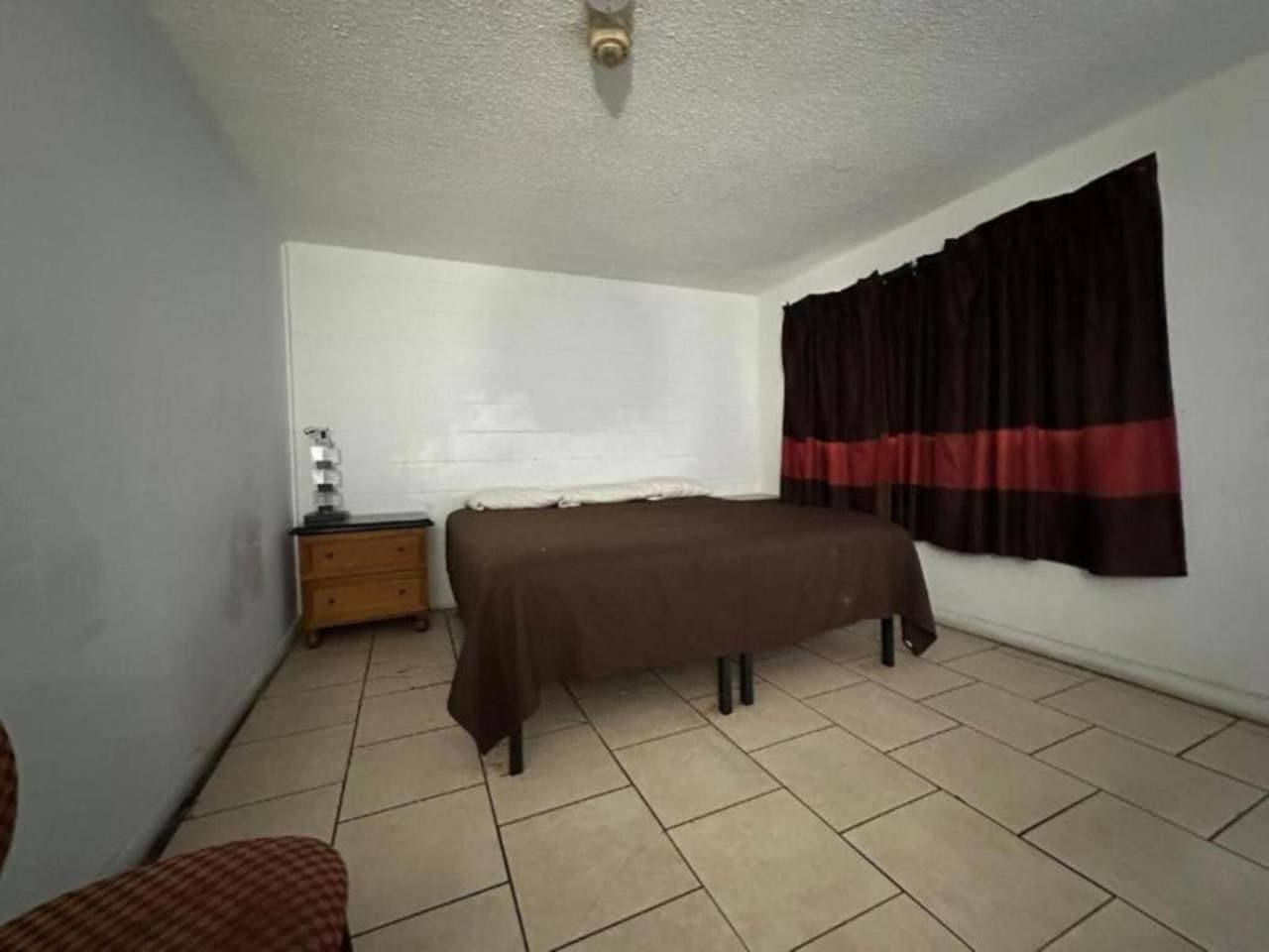 Foto 11 von 11: Orlando | Rauchen im Kingsize-Bett