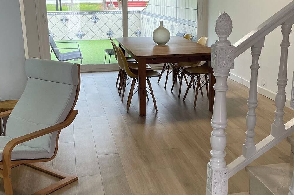 Charming 3-bedroom townhome with AC, WiFi in lovely Retamar 1