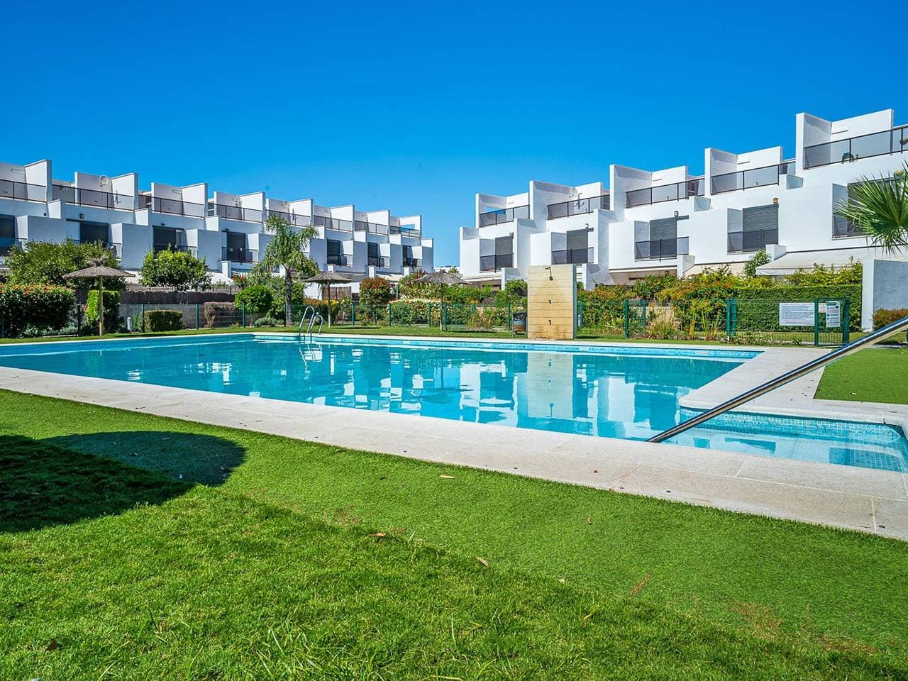 Foto 3 von 33: Behagliches Reihen-Endhaus im Residencial Playa Fontanilla bei Conil. Mit Pool.