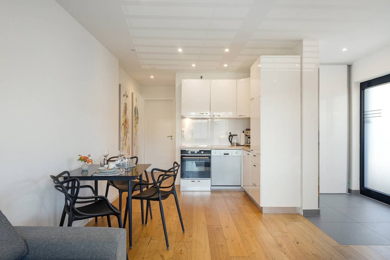 Foto 7 von 20: Ella's Lounge – Moderne Ferienwohnung mit Terrasse und WLAN am Waldrand