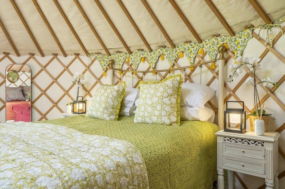Foto 6 von 30: Luxury glamping with hot tub  - Valley View Yurt