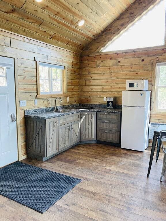 Foto 13 von 13: 8 miles to Mount Rushmore - Sleeps 2 - King Bed