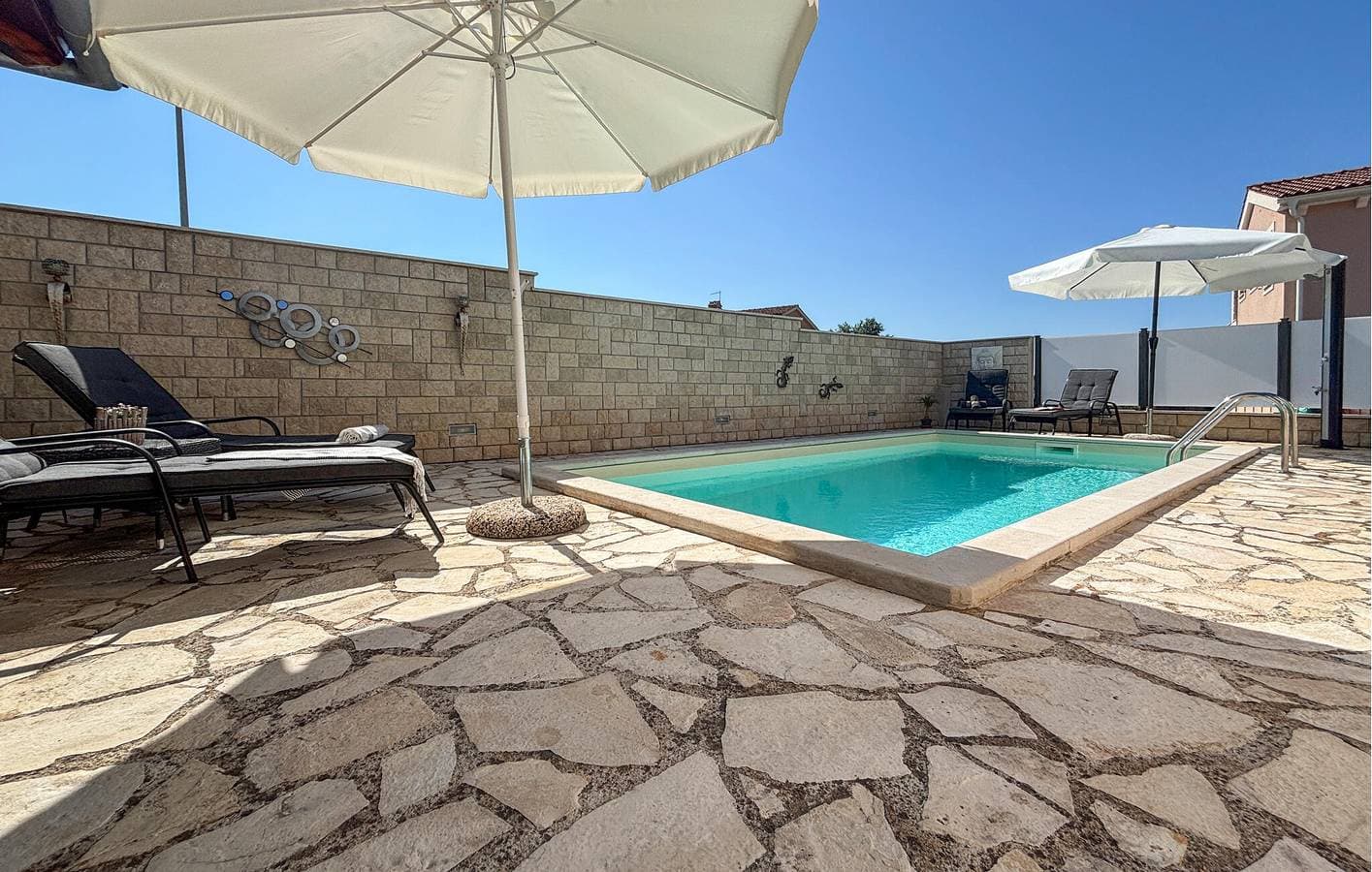 Foto 9 von 48: Gemütliche 1-Zimmer-Wohnung mit Pool und Terrasse in der Nähe der Restaurants und Sehenswürdigkeiten von Labinci