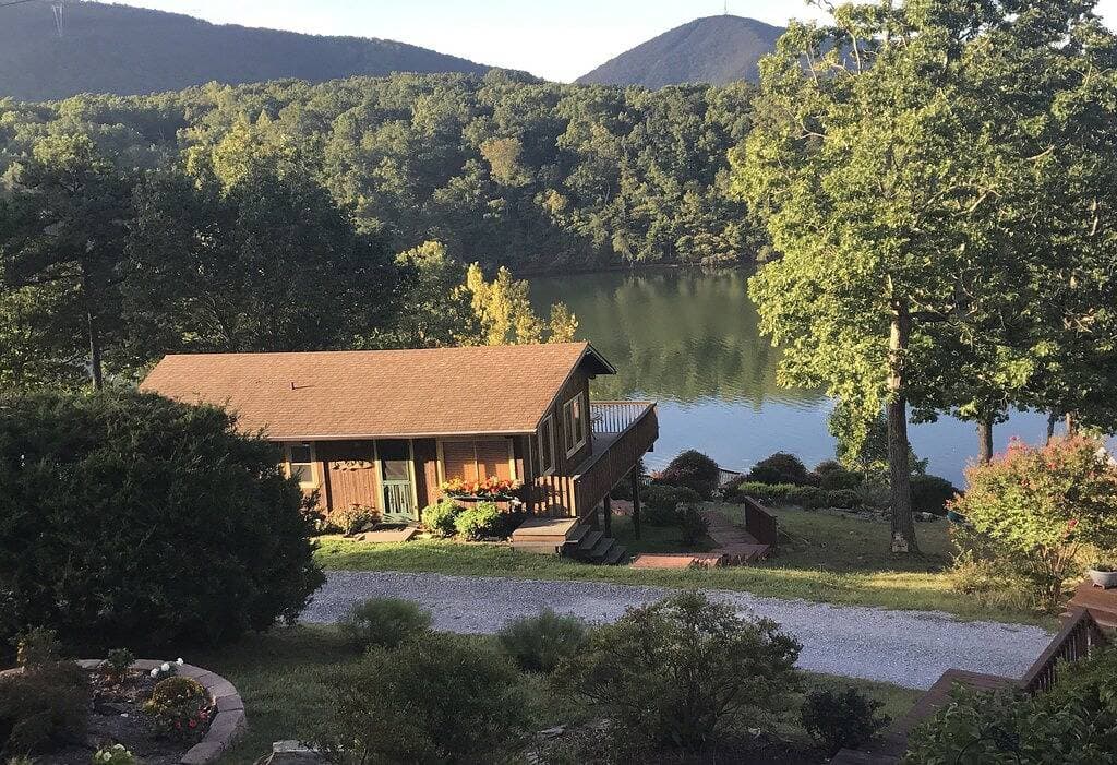 Foto 3 von 38: 5 Sterne Nette & Gemütliche Hütte, Atemberaubende Aussicht, No Wake Cove, Boote verfügbar,