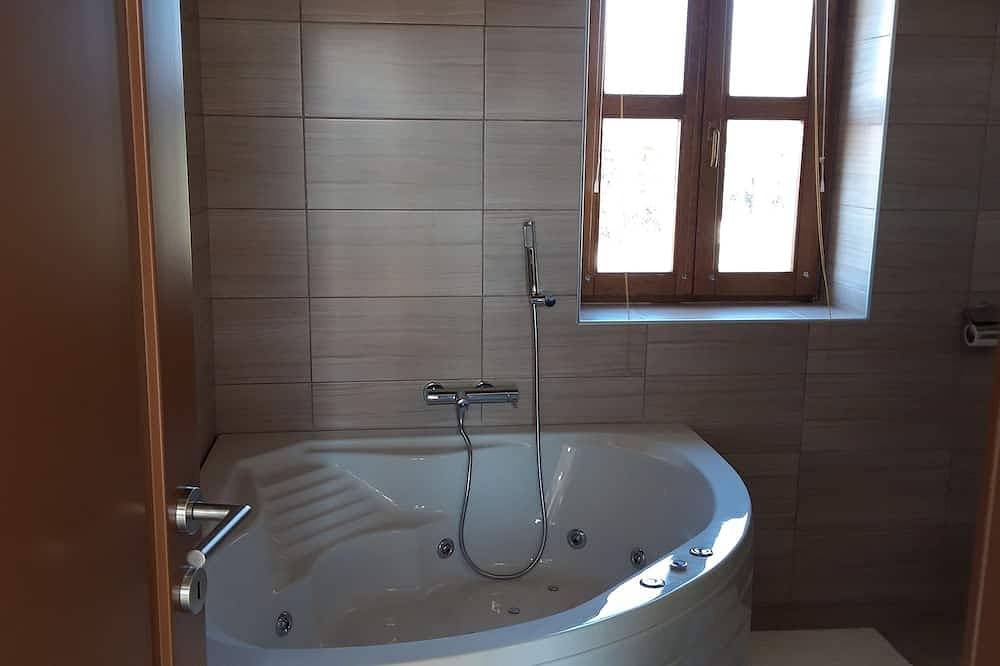 Foto 8 von 30: Modern Stone Villa with Saline Pool in peaceful natural setting!