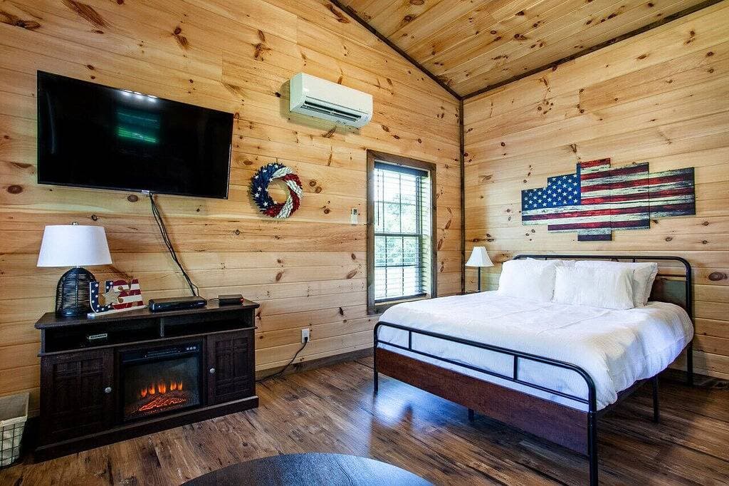 Foto 5 von 42: Sevierville Tiny Home w/ Hot Tub, Fire Pit & Grill