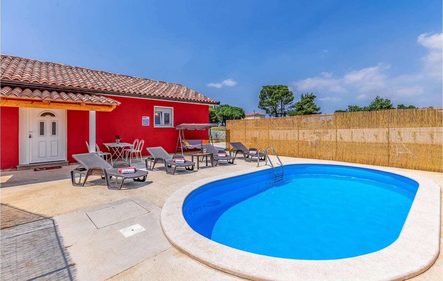 Foto 6 von 25: Modernes Apartment mit Pool, Parkplatz und WLAN in der Nähe des Stadtzentrums von Rebici