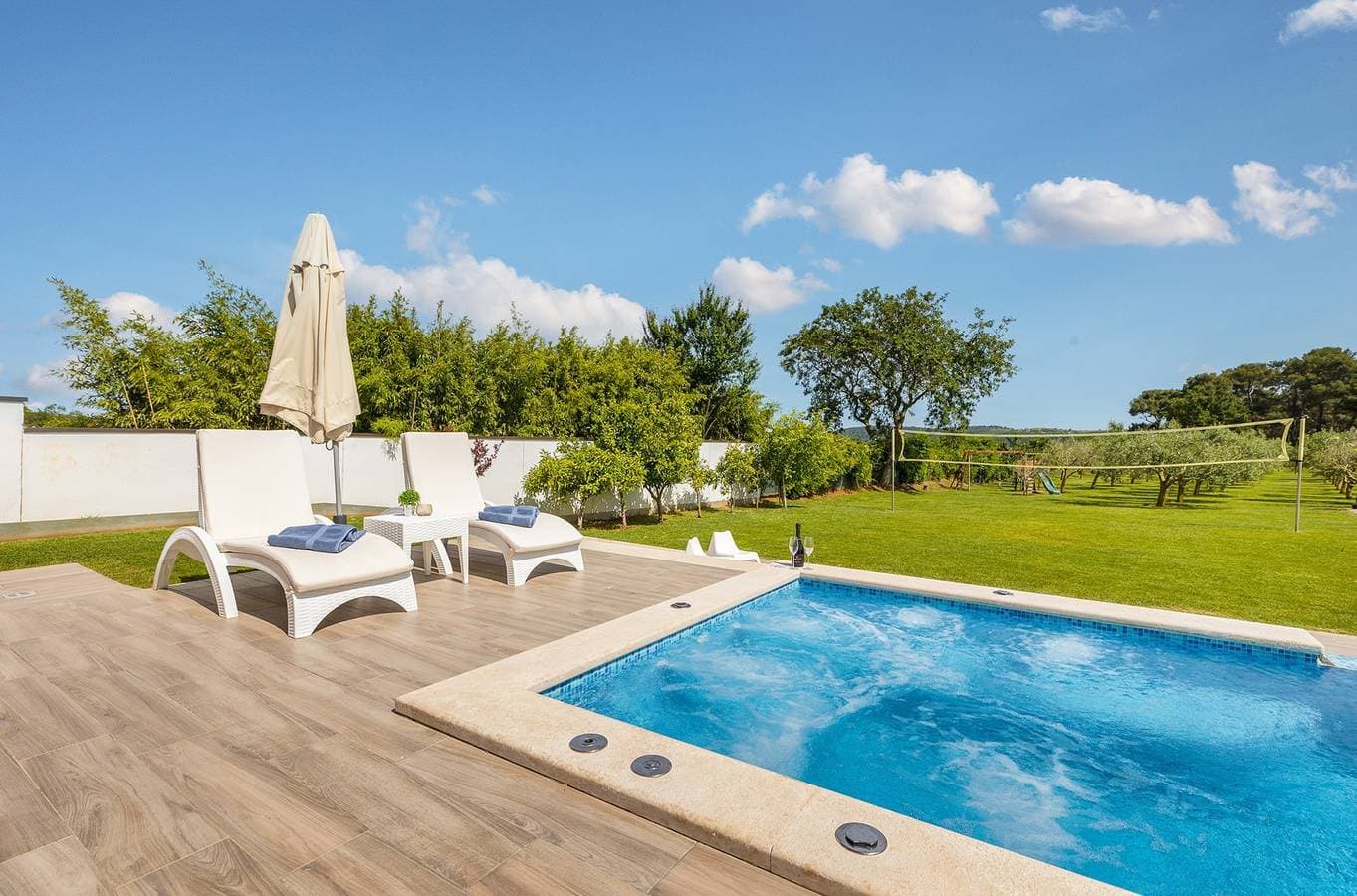 Foto 8 von 58: Eine wunderschöne Villa mit privatem Pool in der Nähe des Meeres.