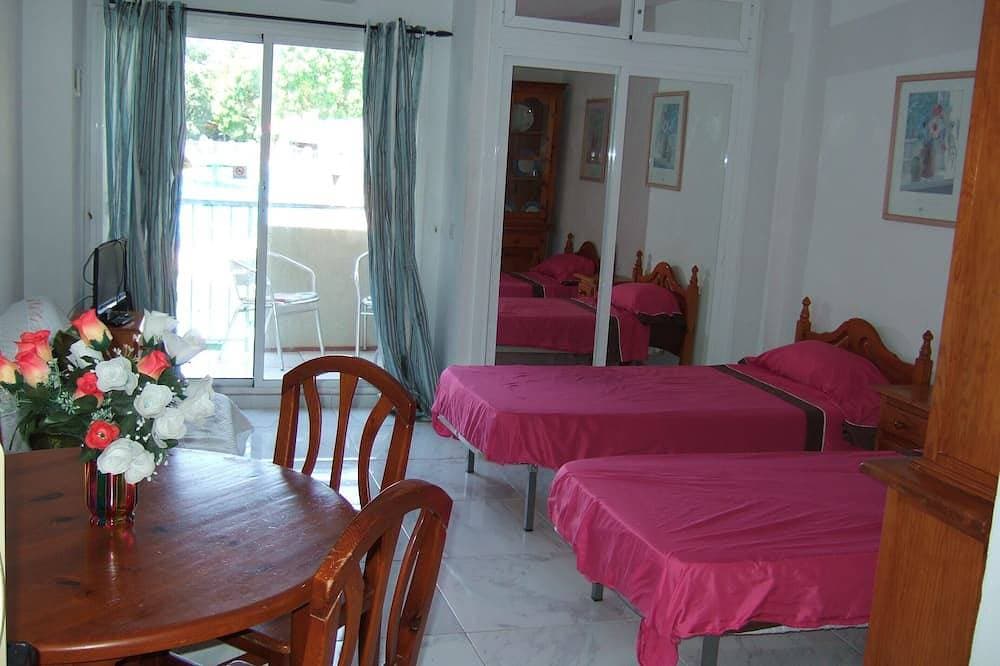 Foto 2 von 24: Ein schönes Studio apt mit Blick auf Pools 'Minerva. Jupiter @ Bonanza-Platz \"