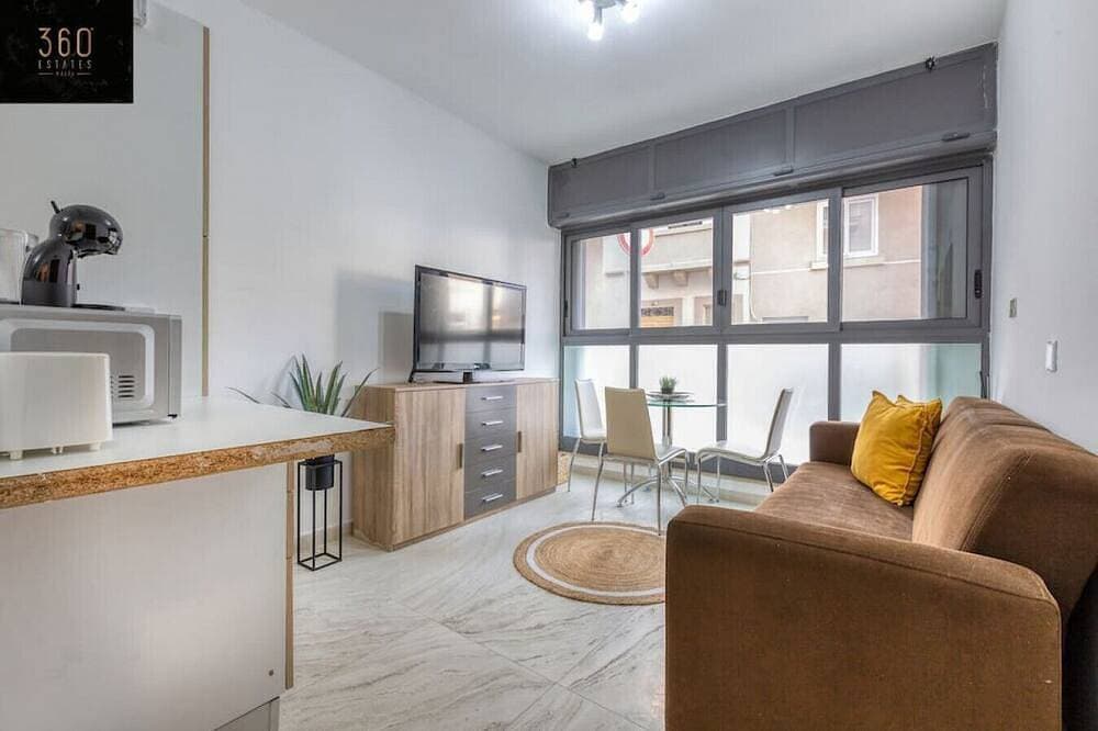 Spacious home with access  to roof top terrace ! 1