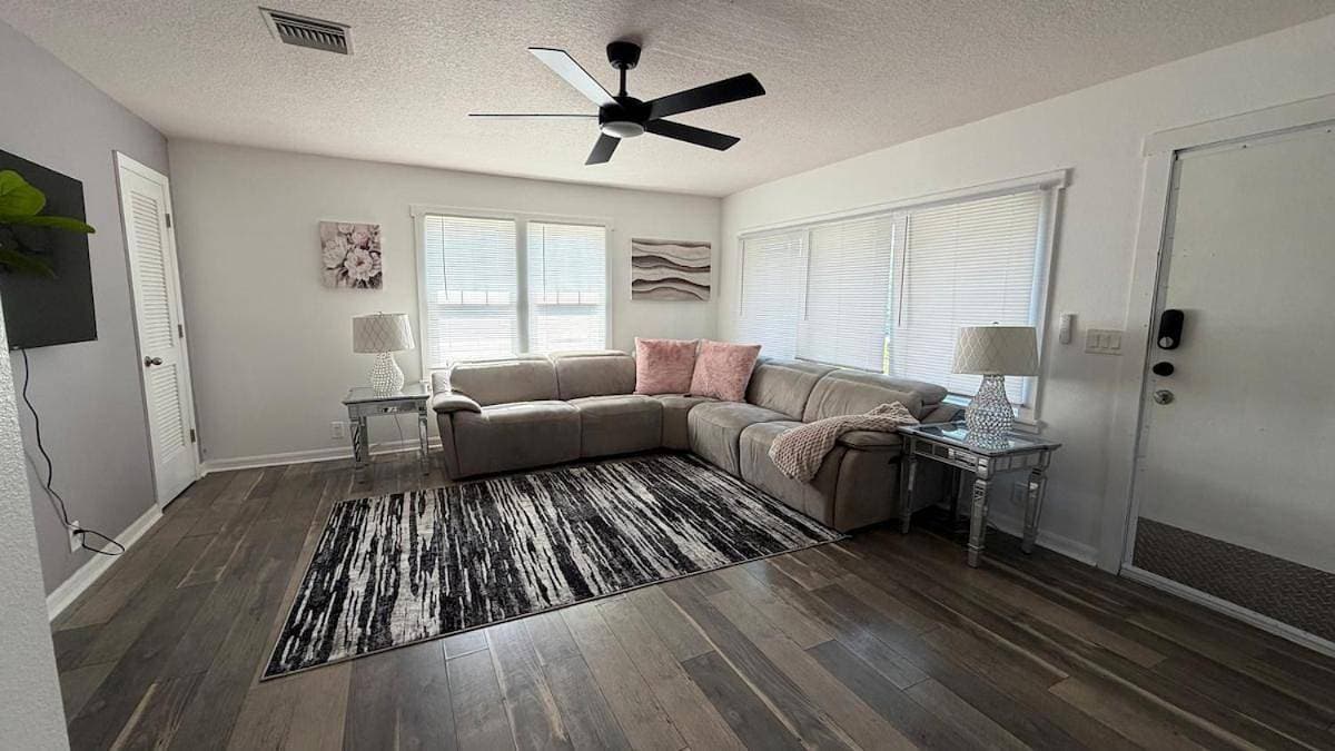 Two Bedroom Apartment Walk to Downtown 1