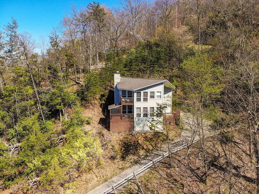 Foto 4 von 37: ❤️Romantic ✔ Hot Tub ★ Blick über Gatlinburg ✔ WIFI ★ KingBed