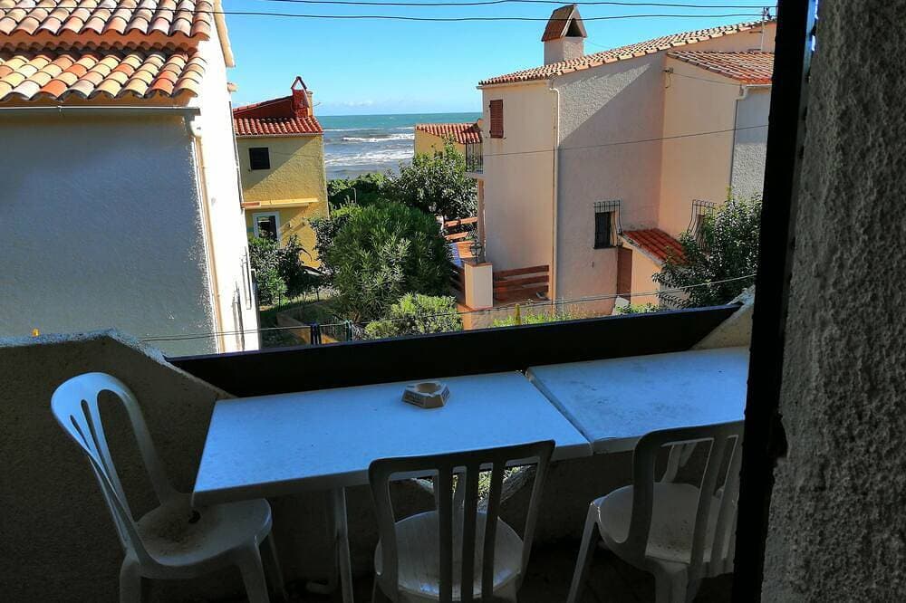 Beach<50m. Equipped balcony. Parking. Wifi, car, bike option.   No. of activities 1