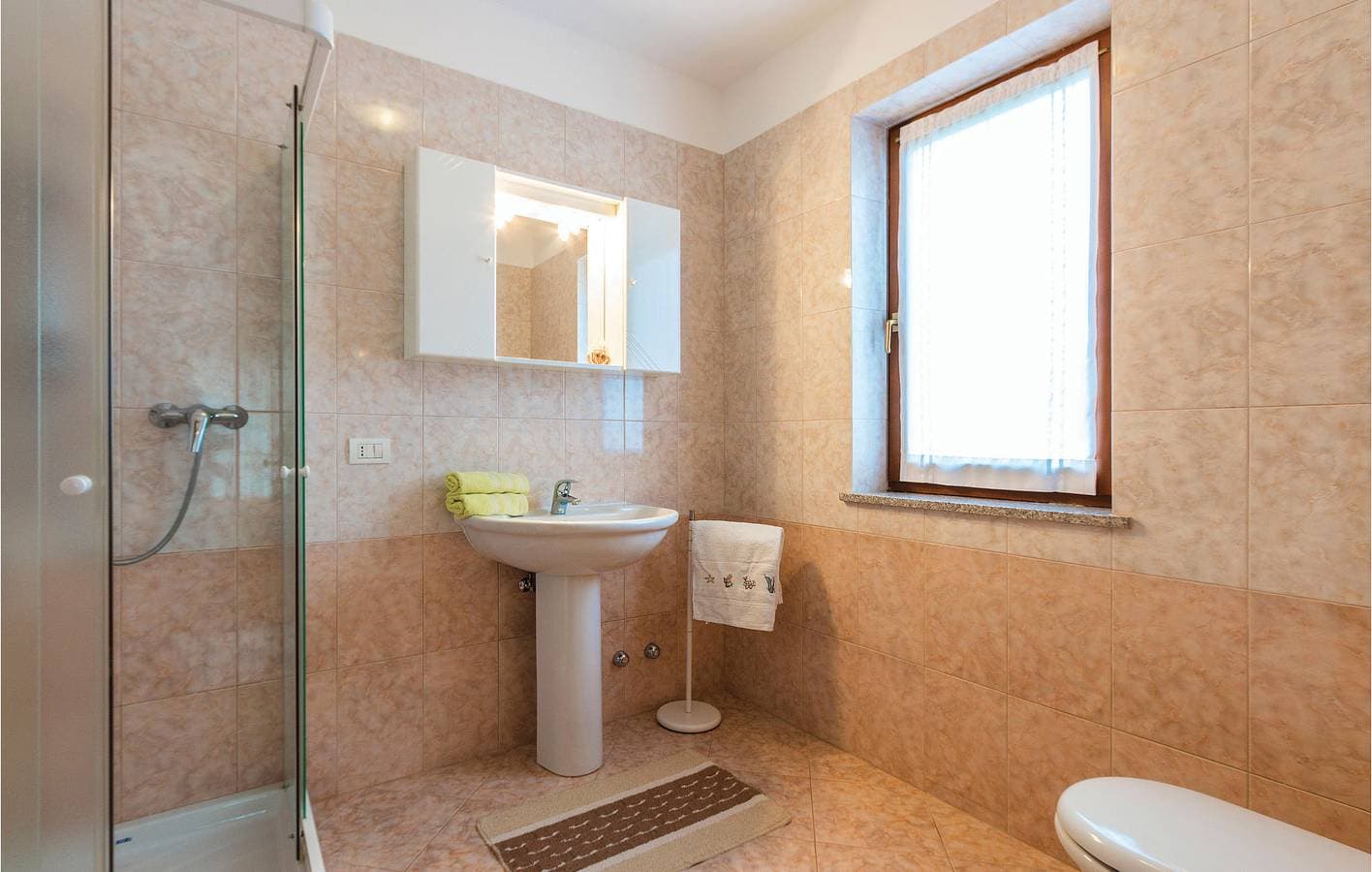 Foto 9 von 18: Gemütliche Ferienwohnung mit Terrasse, Parkplatz und WLAN in der Nähe des Caffè Bar Porto