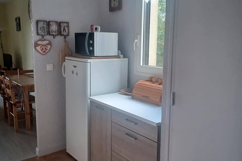 Foto 11 von 15: Studio in Besse-et-Saint-Anastaise mit Parkplatz und Blick auf die Cantal-Berge