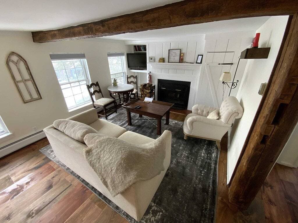 Foto 12 von 20: Deluxe King Suite, Living Room w/sofa bed & fireplace