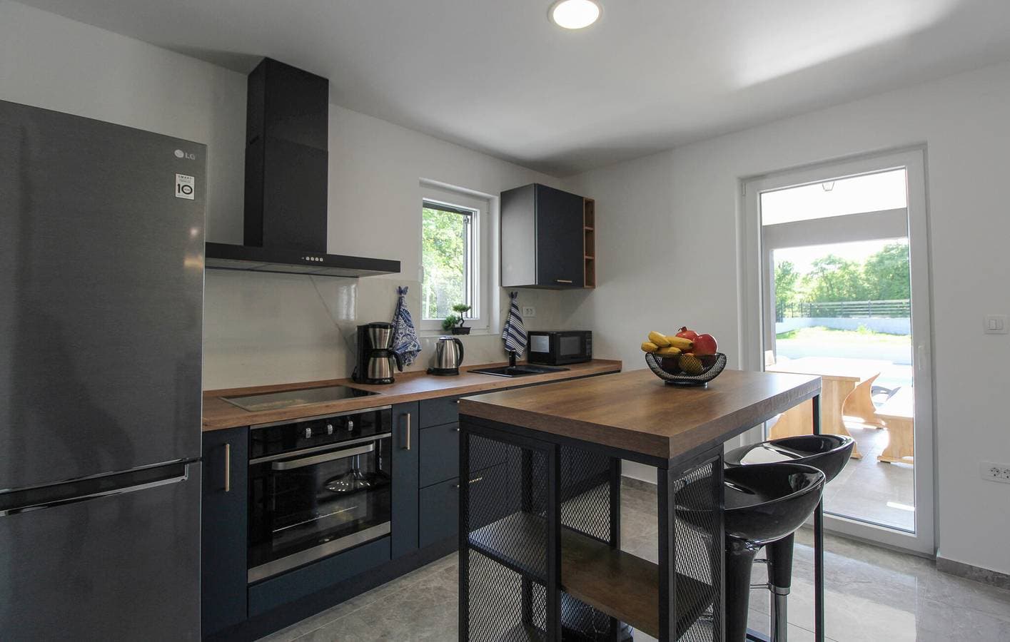 Foto 12 von 43: Geräumige 110 m² große Wohnung mit Pool und Terrasse in Raša, 2 km vom Stadtzentrum entfernt